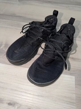 Nike Men's All-Black Athletic Sneakers